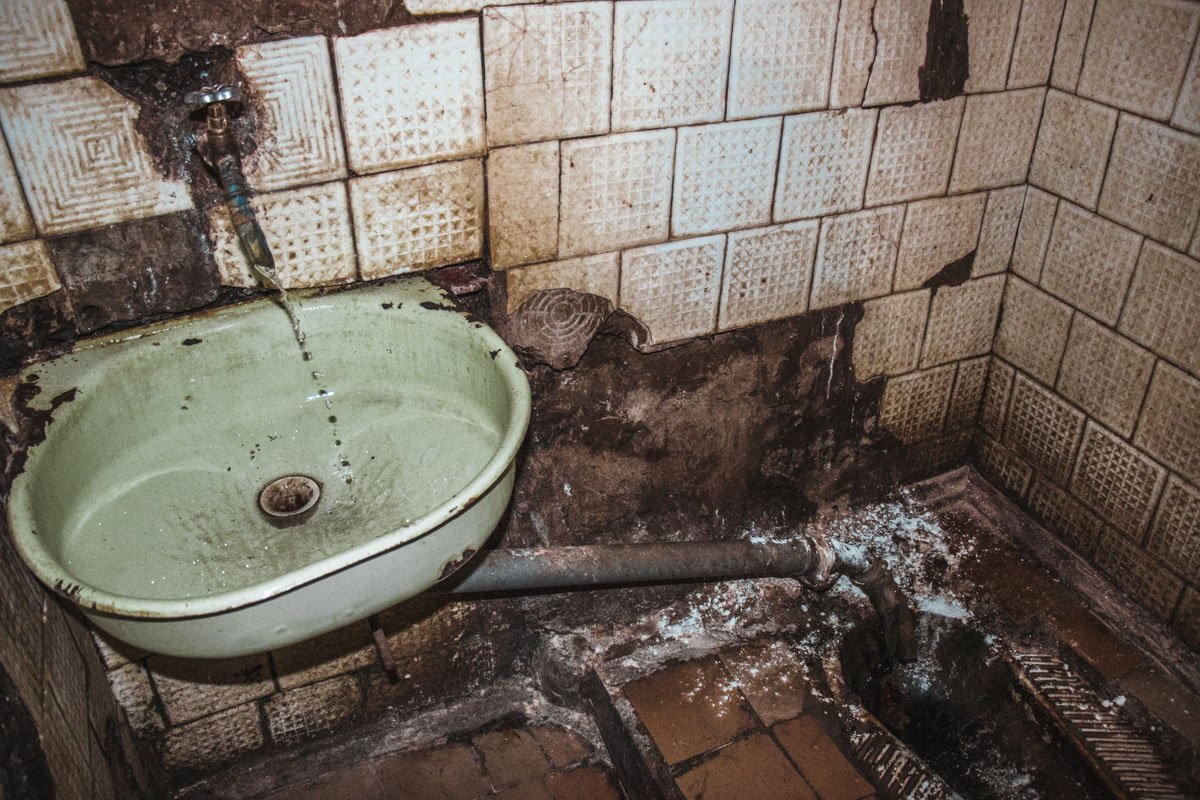 В так называемом санузле полная антисанитария 