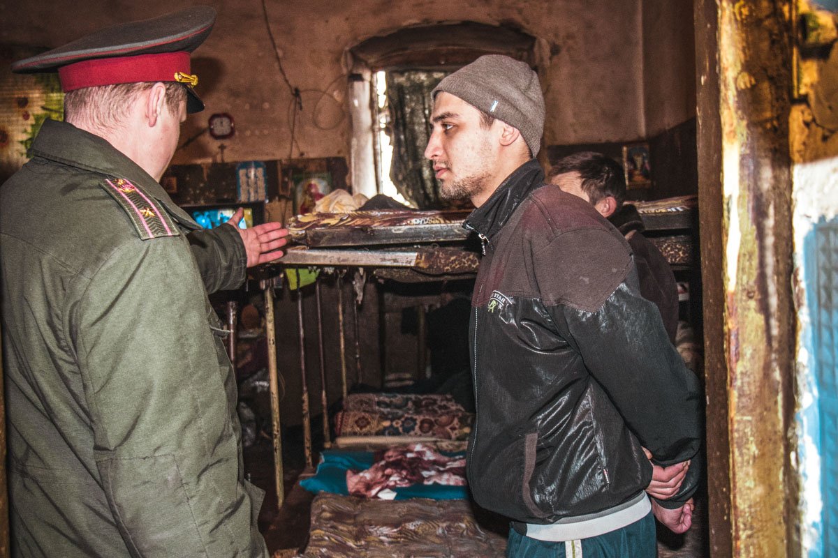 Заключенные показали градусник в камере, на котором всего +11