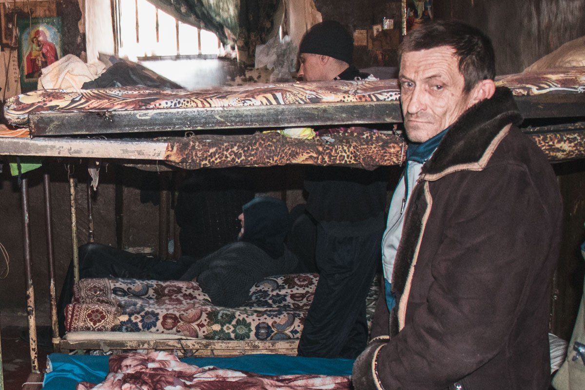 Из-за холода заключенным приходится сидеть в куртках 