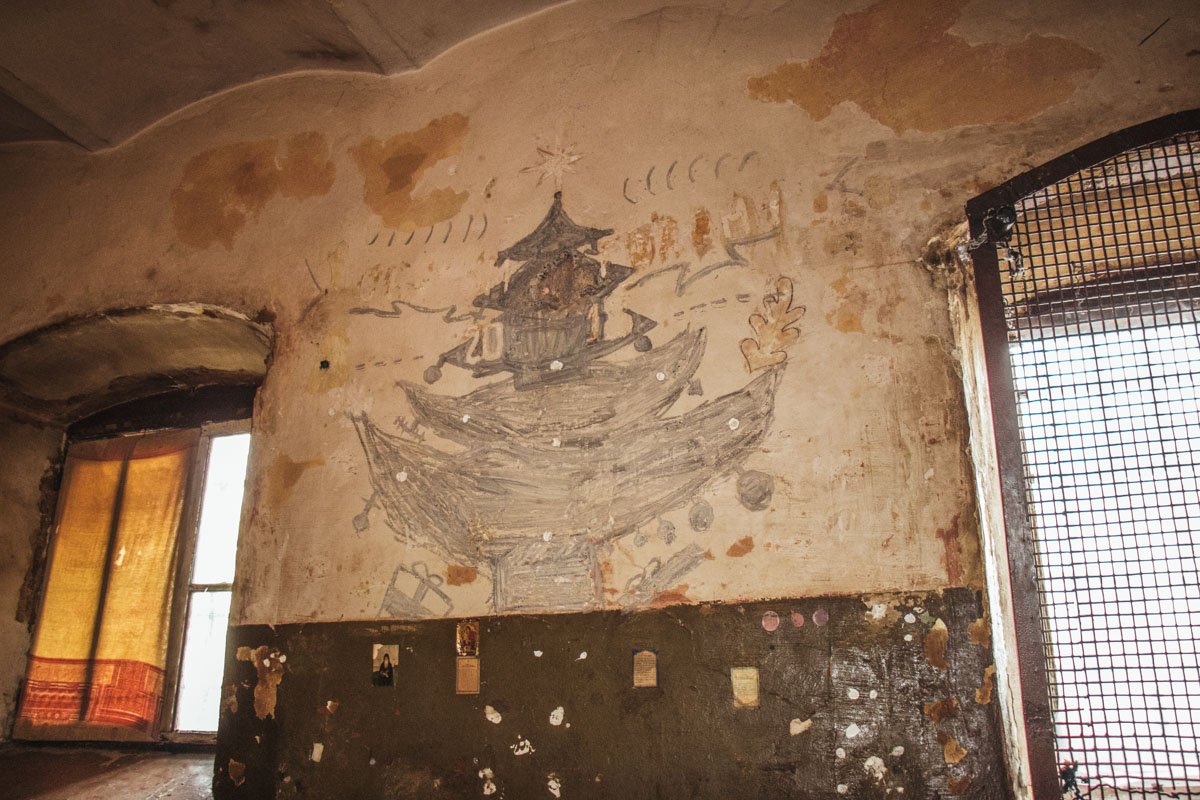 Искусство заключенных не спасло ужасный вид камеры 