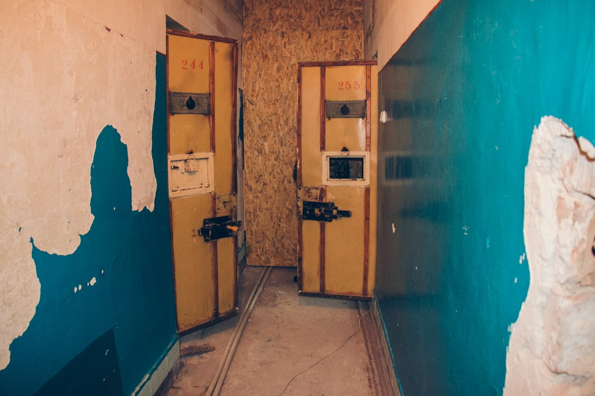 Эти старинные двери заменят на новые - железные 