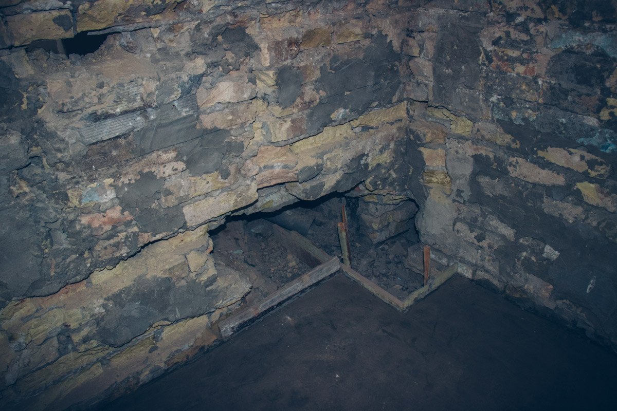 Ограда санузла напоминает о прошлых веках 