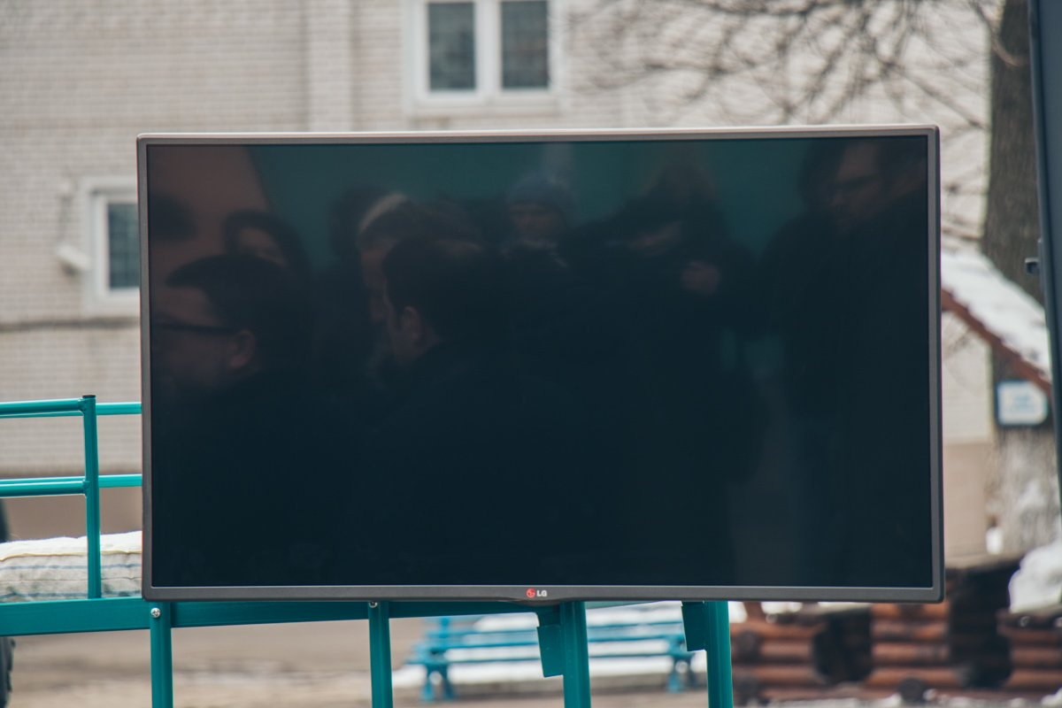 Заключенные будут смотреть программы на плазменном телевизоре