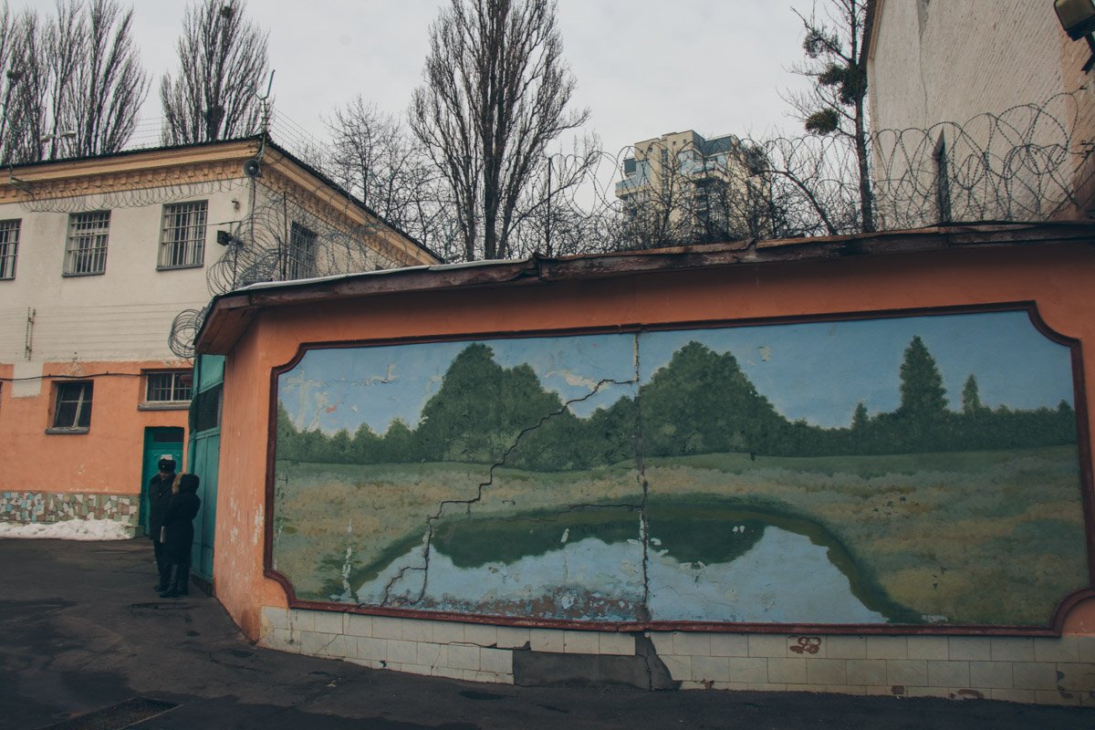 Пейзажи украшают внутренний дворик СИЗО