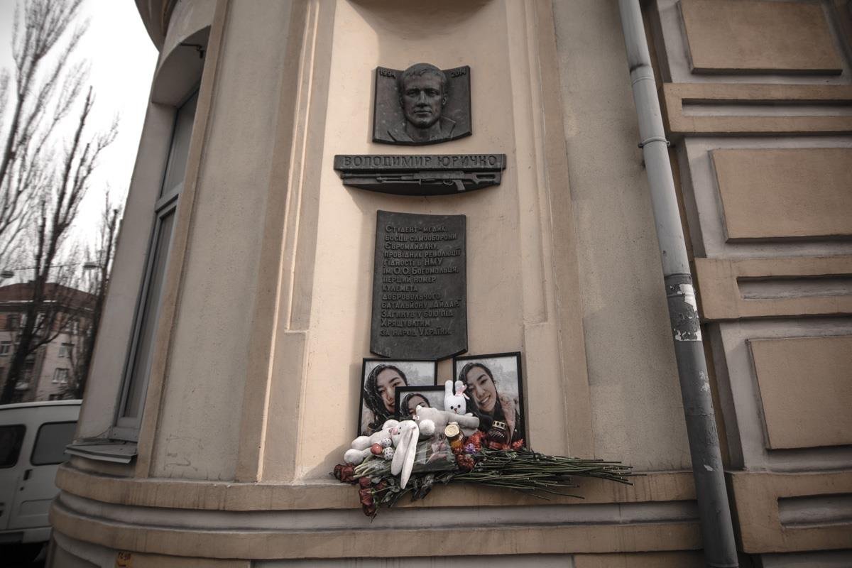 Начало проведения акции у памятного мемориала погибшего на Майдане в 2014 году студента-медика Владимира Юричка