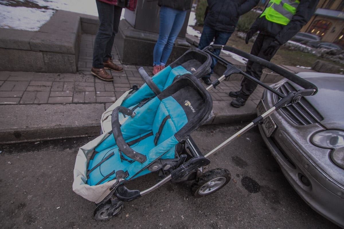 Пьяный мужчина пробрался в жилой дом, разбил стекло и украл детскую коляску Пьяный мужчина пробрался в жилой дом, разбил стекло и украл детскую коляску