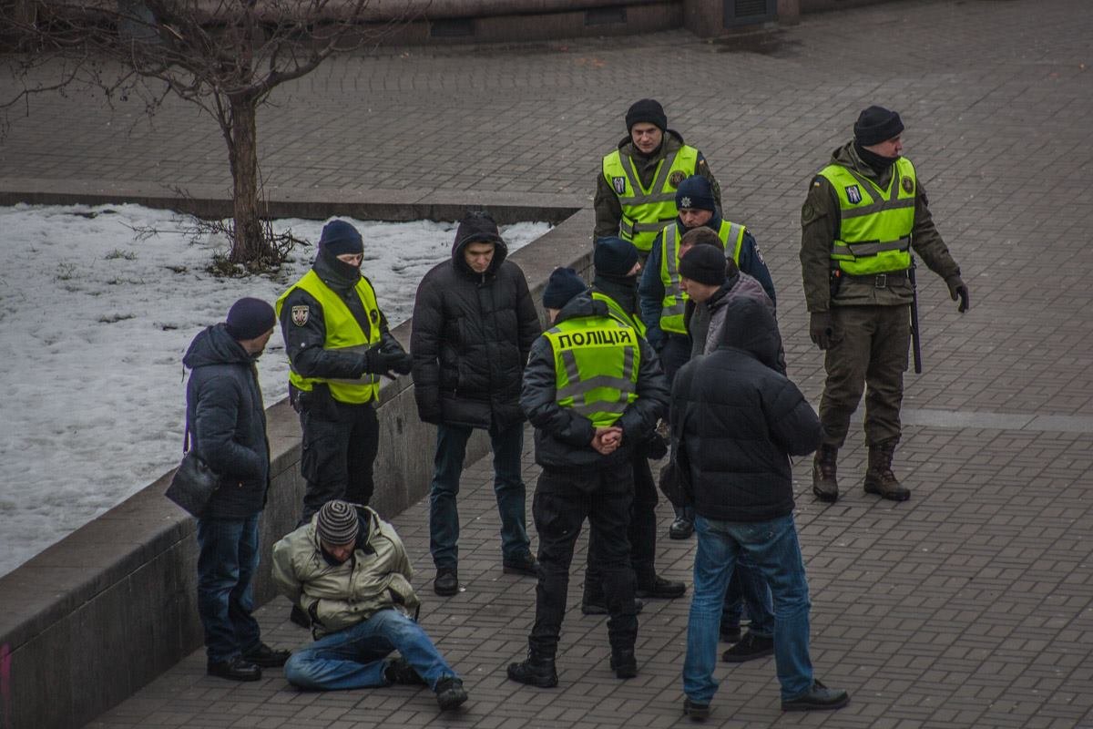 Во время задержания на помощь дебоширу подбежали его товарищи Во время задержания на помощь дебоширу подбежали его товарищи