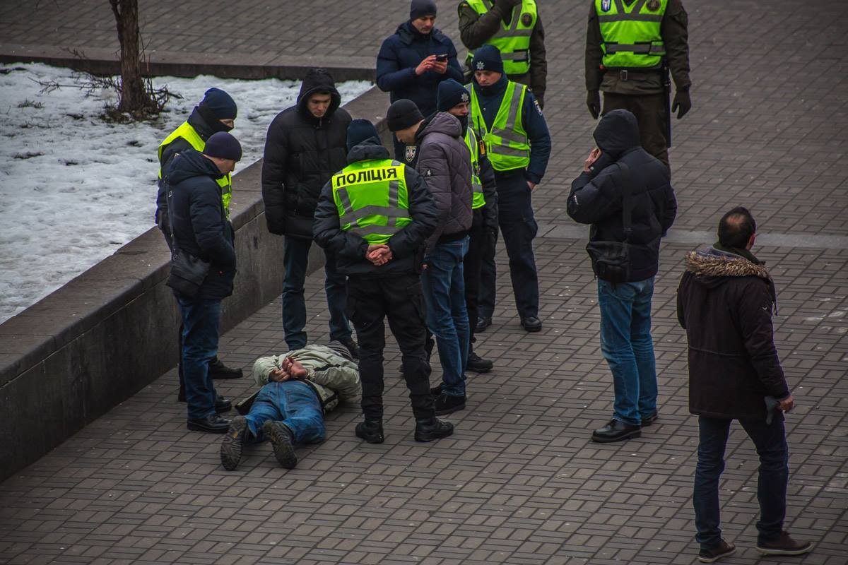 Защитника пришлось заламывать прямо перед рынком Защитника пришлось заламывать прямо перед рынком