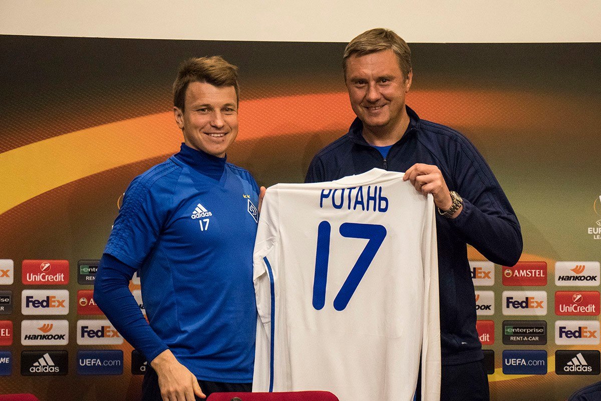 Финалист Лиги Европы 2015 года Руслан Ротань за "Динамо" будет играть под 17 номером, хотя ранее он сообщал, что его любимимый номер 29, но в "Динамо" он уже занят Буяльским