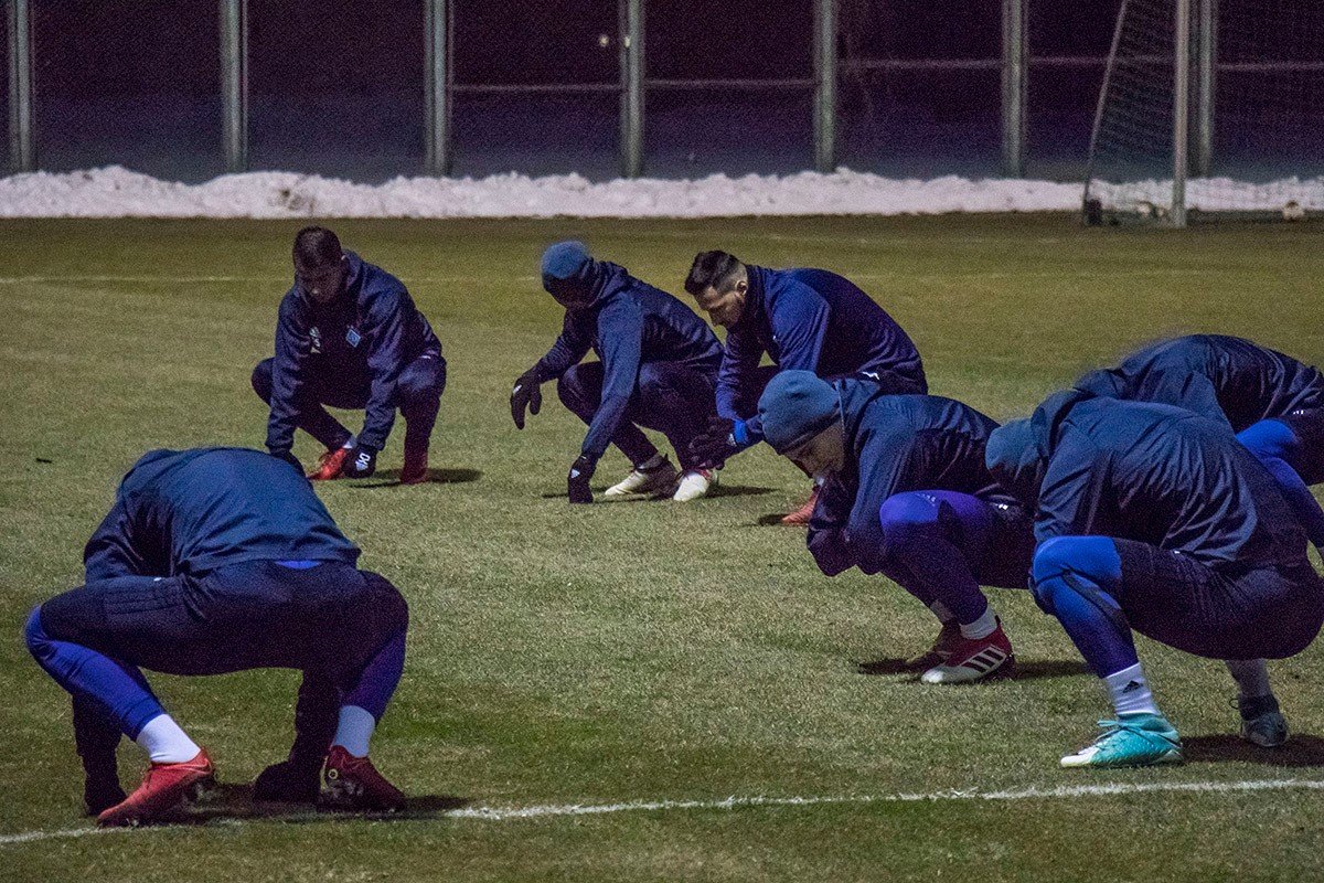 Перед тренировкой футболисты хорошо разогрелись
