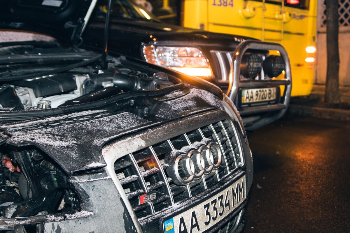 Поврежден перед Audi Поврежден перед Audi