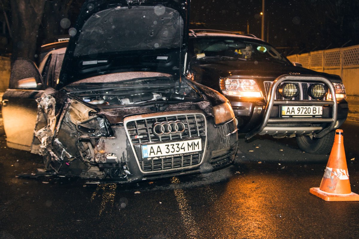 На Голосеево легковушка влетела в дерево: на роль водителя есть два кандидата 3