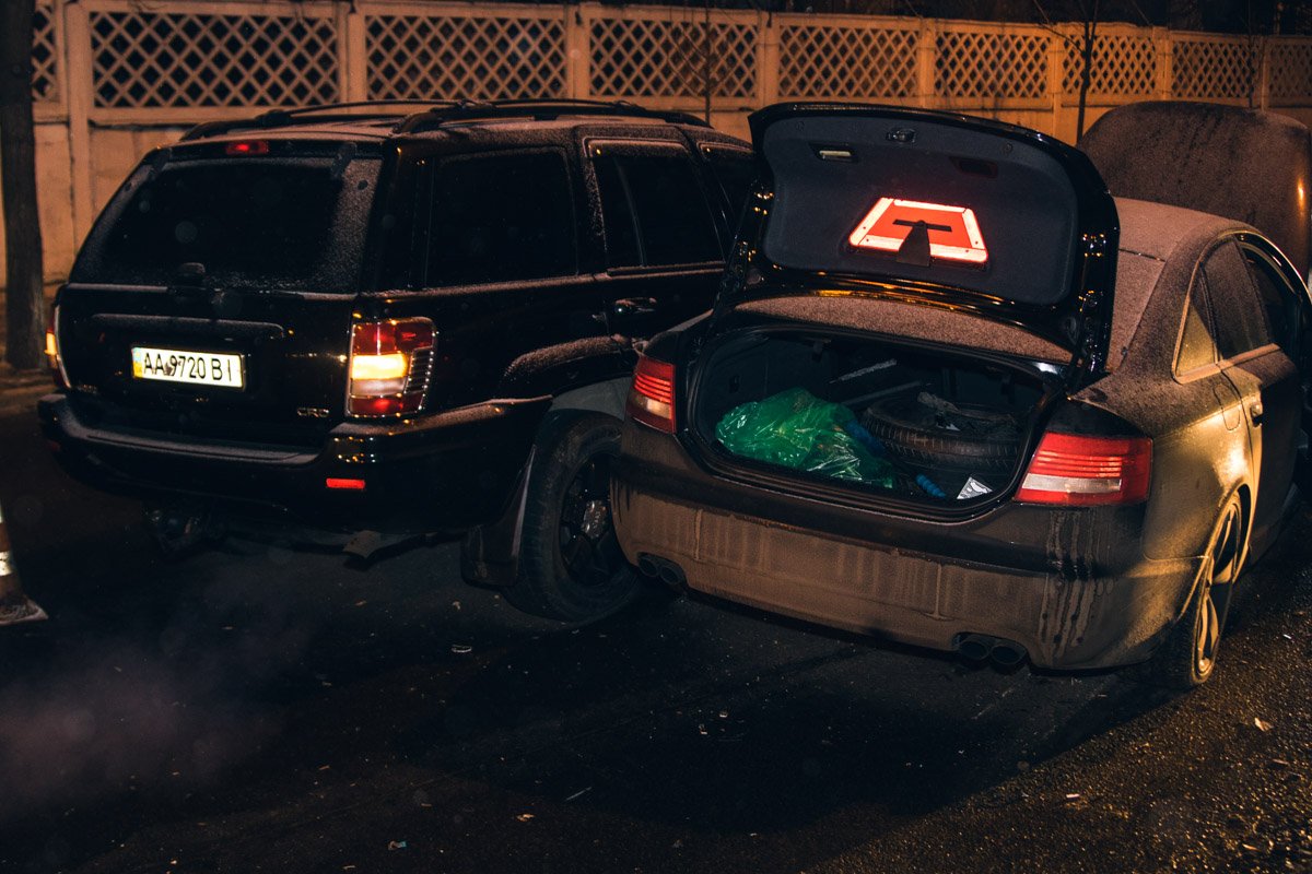 На Голосеево легковушка влетела в дерево: на роль водителя есть два кандидата 4