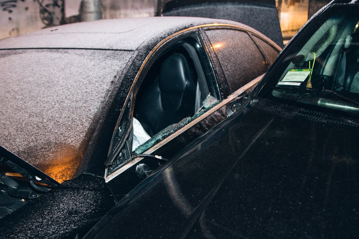 На Голосеево легковушка влетела в дерево: на роль водителя есть два кандидата 5