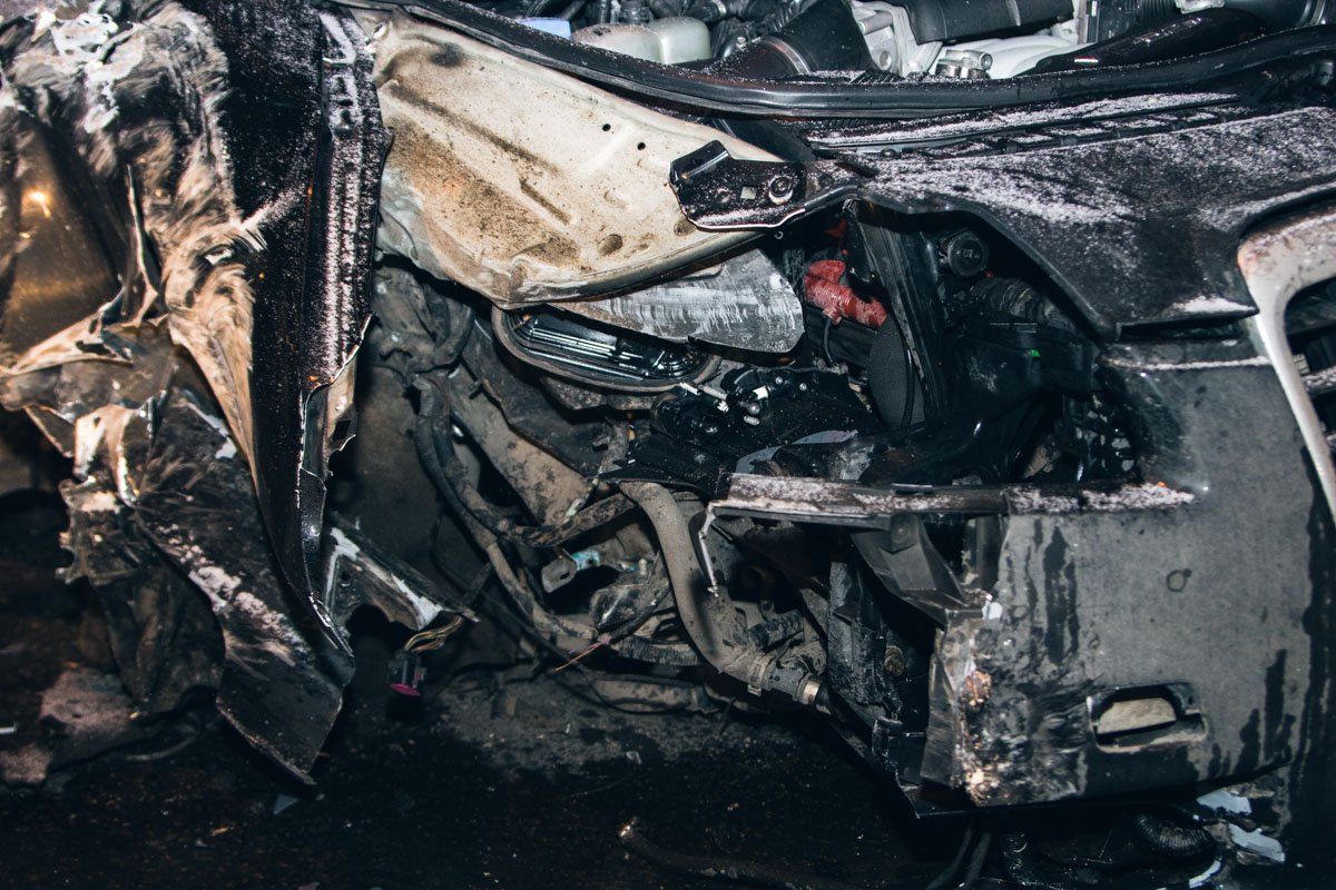 От переднего правого колеса легковушки практически ничего не осталось От переднего правого колеса легковушки практически ничего не осталось