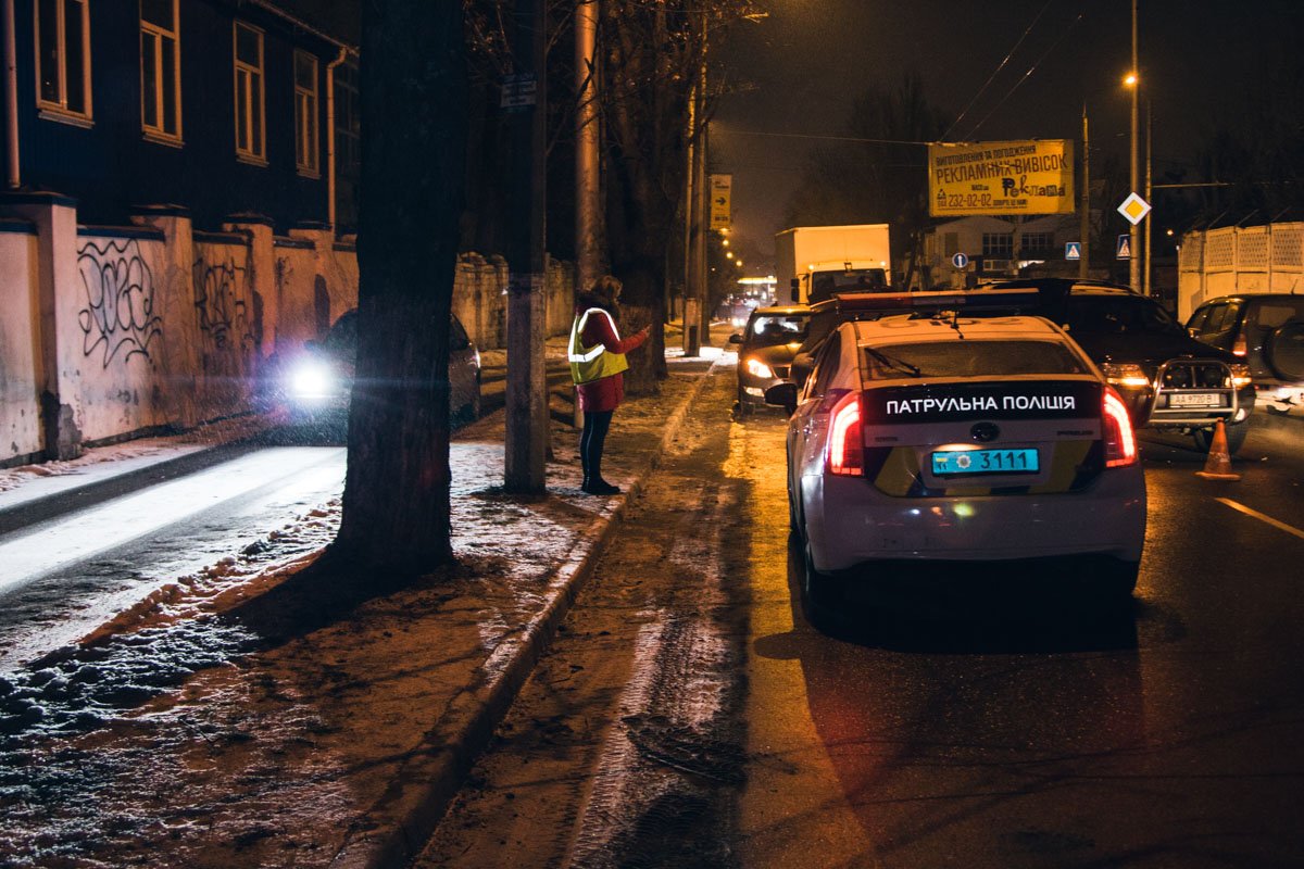 Машины были вынуждены объезжать по тротуару Машины были вынуждены объезжать по тротуару