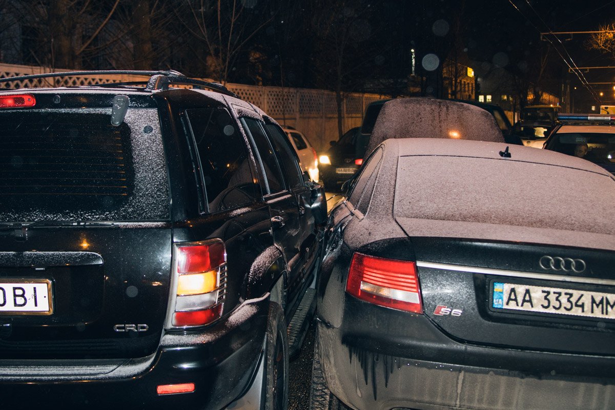 После удара в дерево, легковушка врезалась во внедорожник После удара в дерево, легковушка врезалась во внедорожник