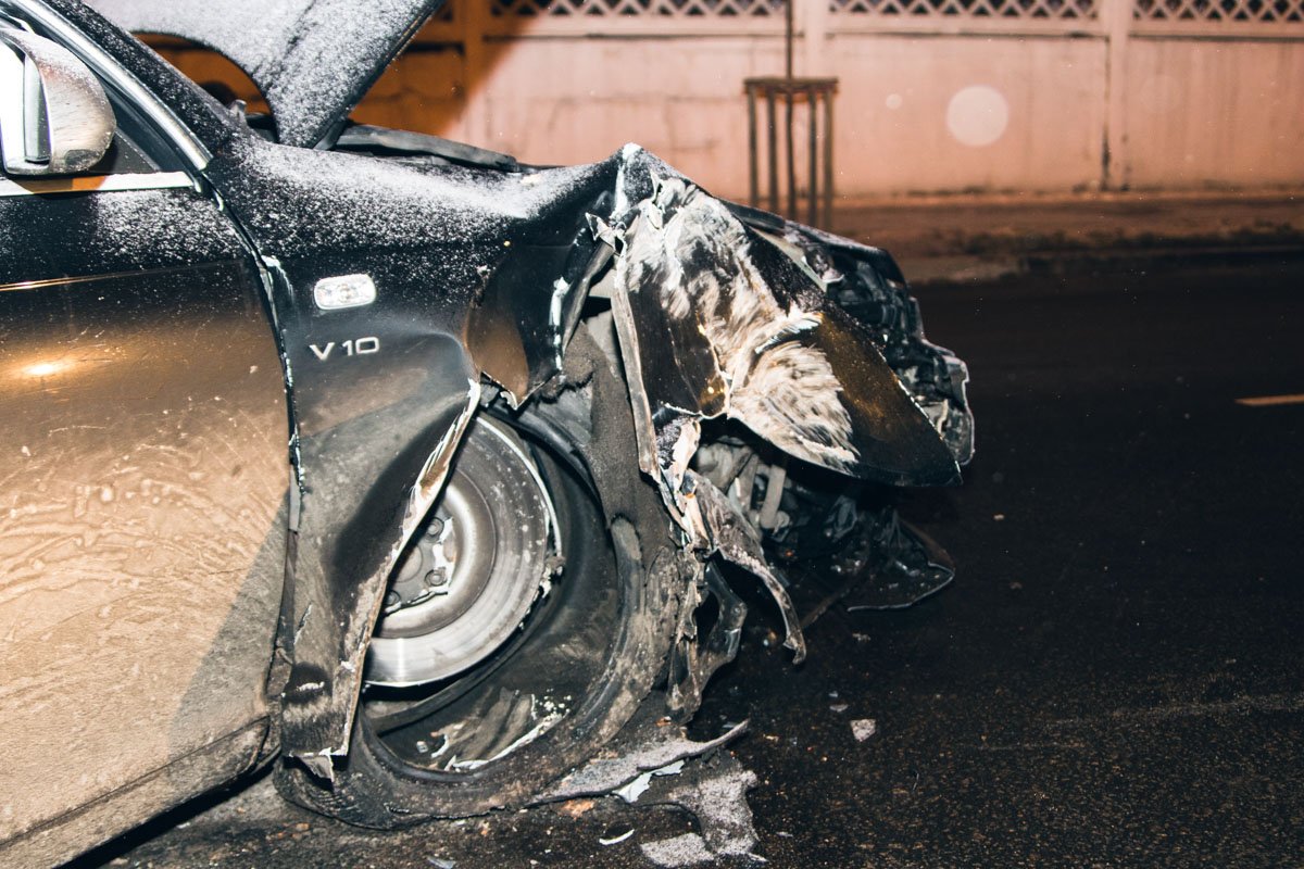 Перед авто превратился в груду металлолома Перед авто превратился в груду металлолома