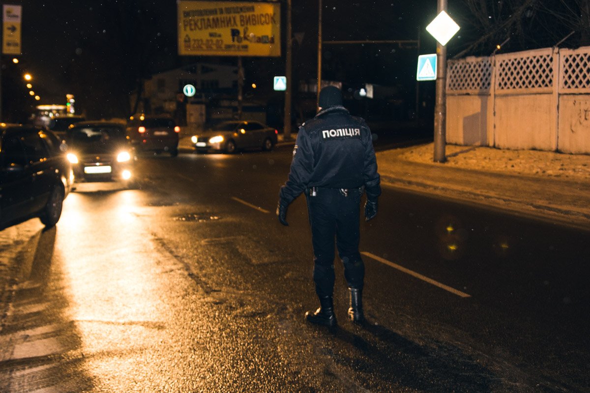 Полицейский регулировал движение Полицейский регулировал движение