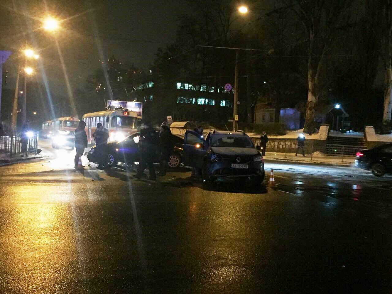 Чтобы не затруднять движение на дороге после аварии, авто переместились с места ДТП