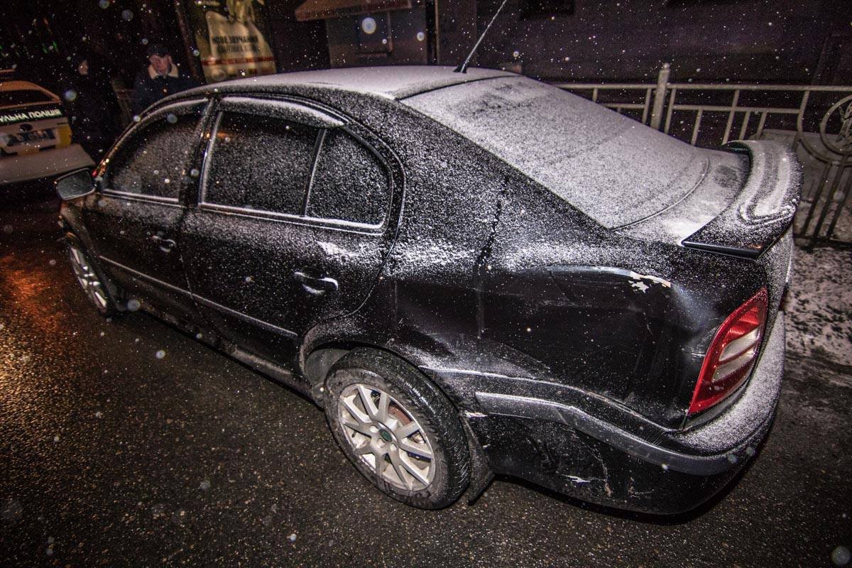 Skoda имеет вмятину сбоку, в задней части авто 