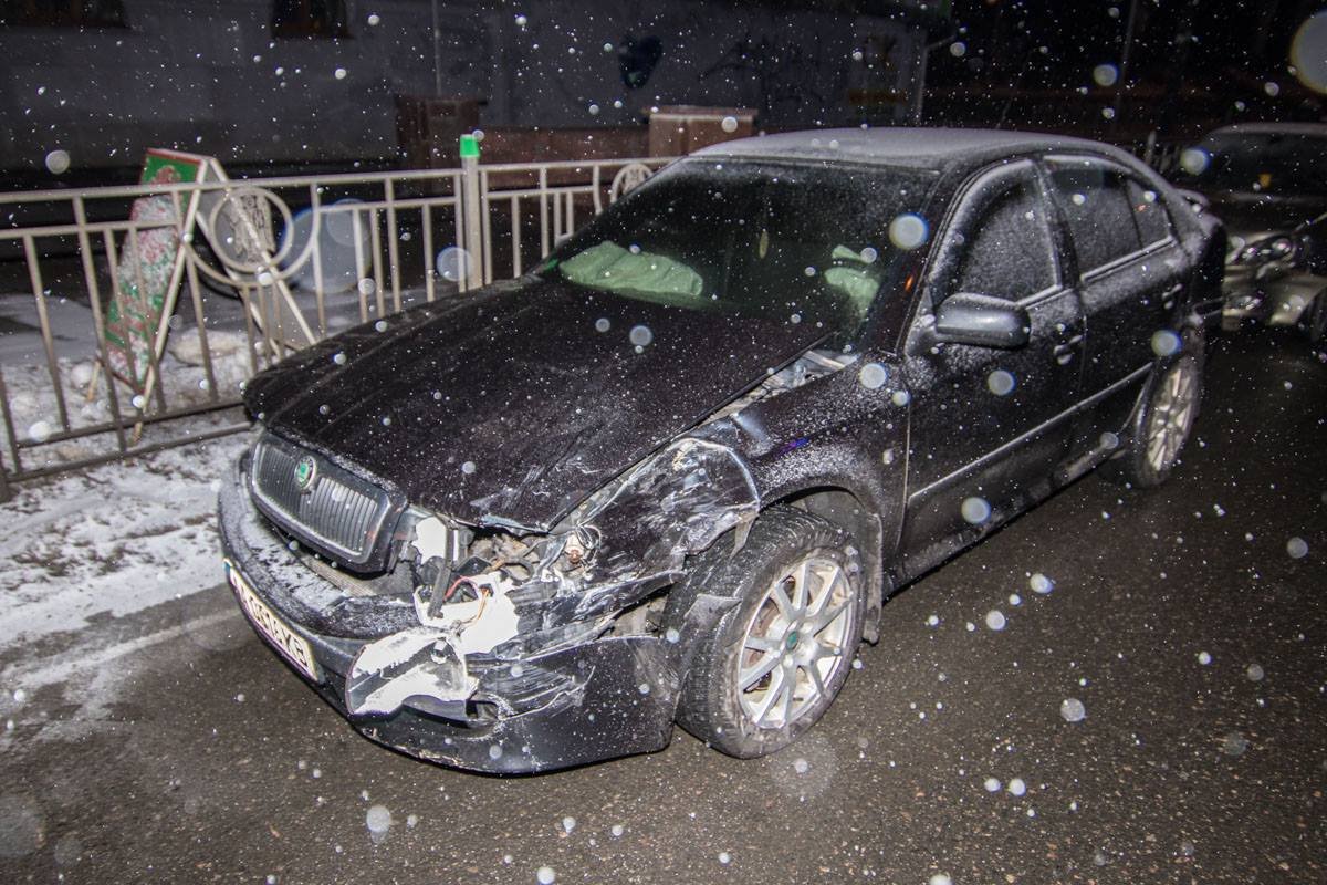 У Skoda поврежден капот 