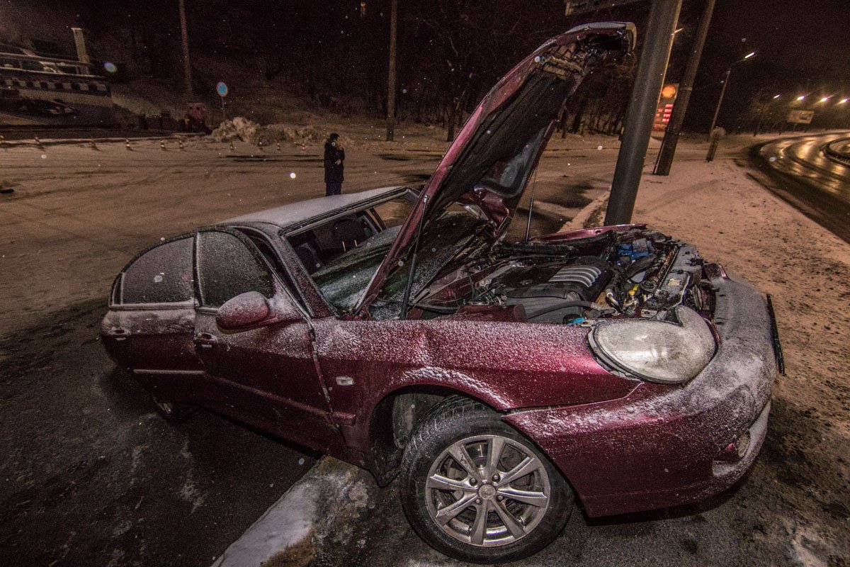 Hyundai Sonata после столкновения загорелся Hyundai Sonata после столкновения загорелся