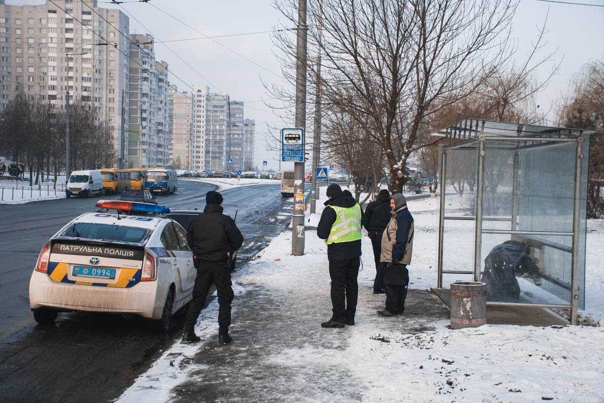 Мужчина умер прямо на остановке