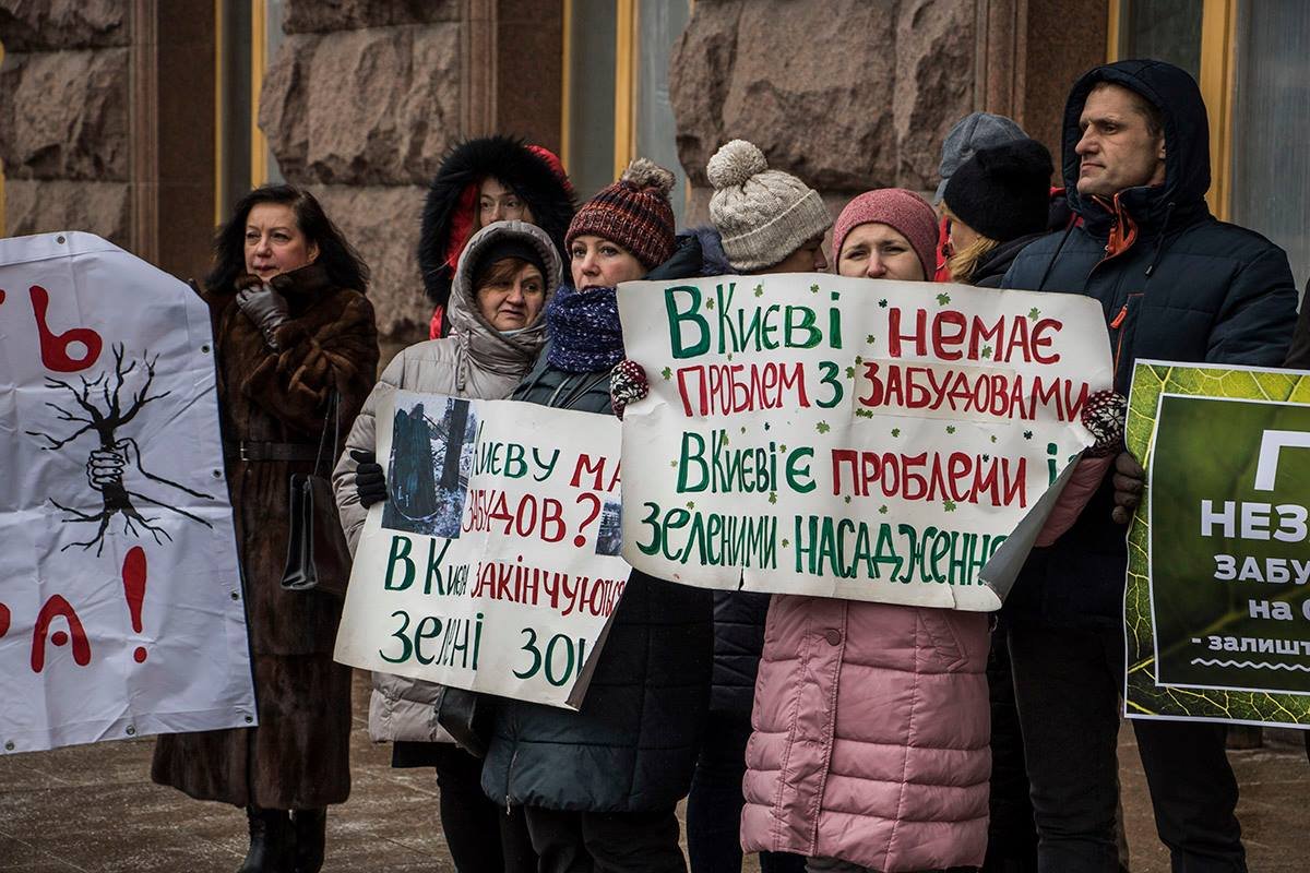 Люди митинговали против уничтожения парков и зеленых зон в столице