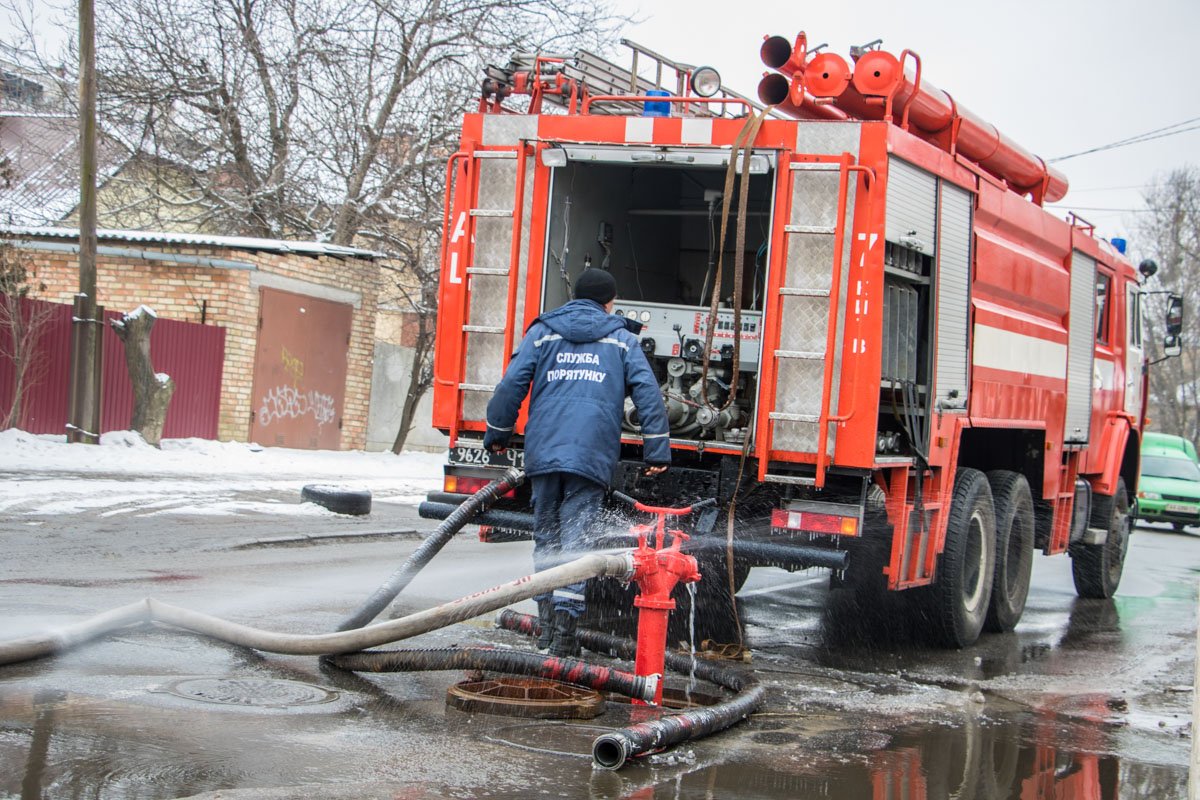Из-за пожарных рукавов движение автомобилей было частично затруднено
