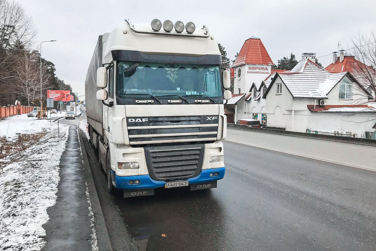 Его причиной стало то, что фура незаметно остановилась. Водитель Mercedes не заметил ее Его причиной стало то, что фура незаметно остановилась. Водитель Mercedes не заметил ее