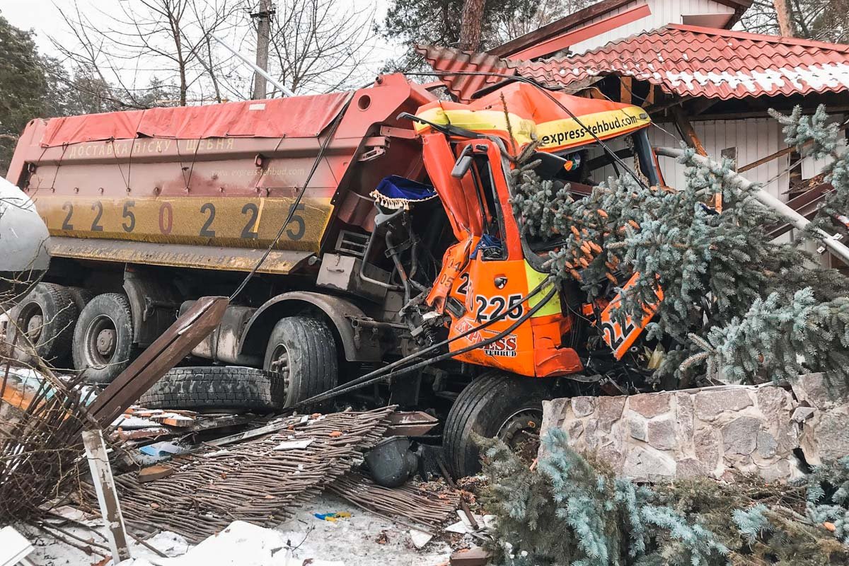 Самосвал въехал в здание ресторана Самосвал въехал в здание ресторана