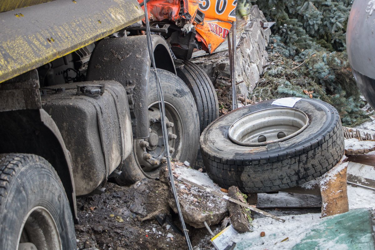 У самосвала оторвало колесо У самосвала оторвало колесо
