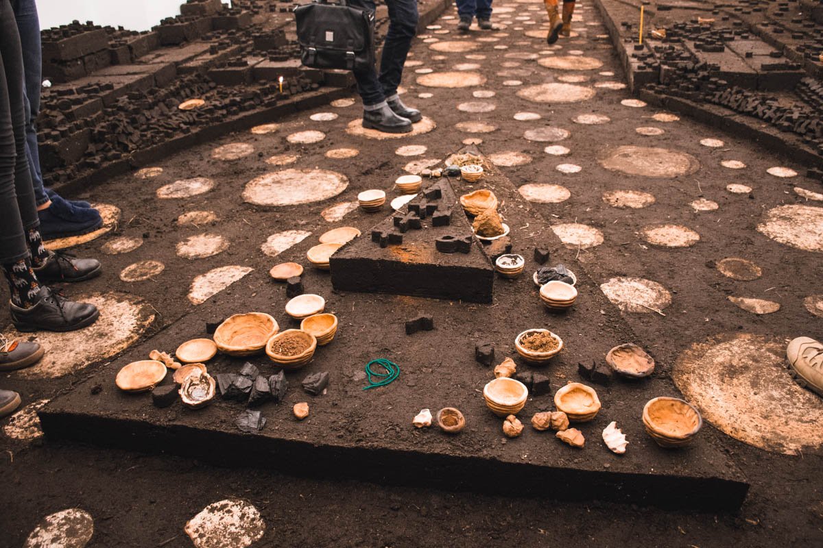 Произведение Динео напоминает древние места