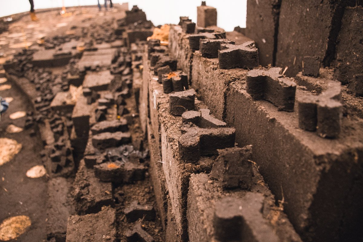  Работа находится на грани политических и религиозных смыслов