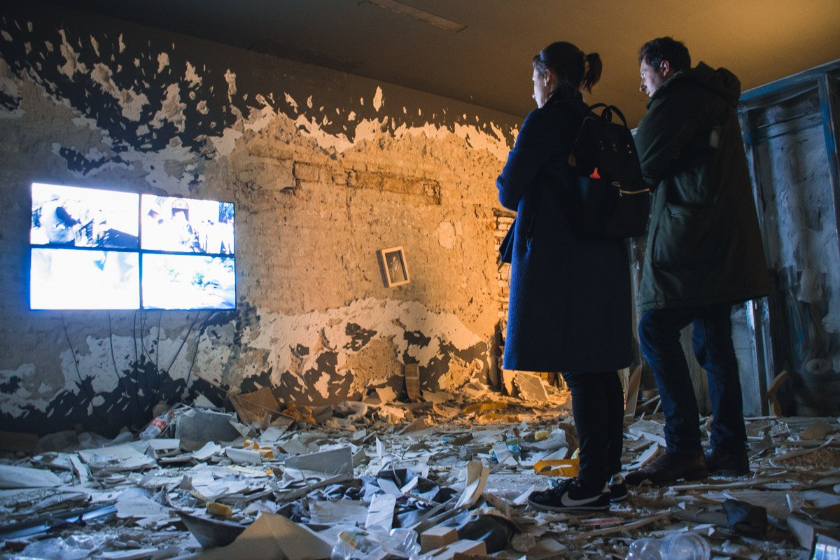 Автор инсталляции - молодой художник Саша Курмаз