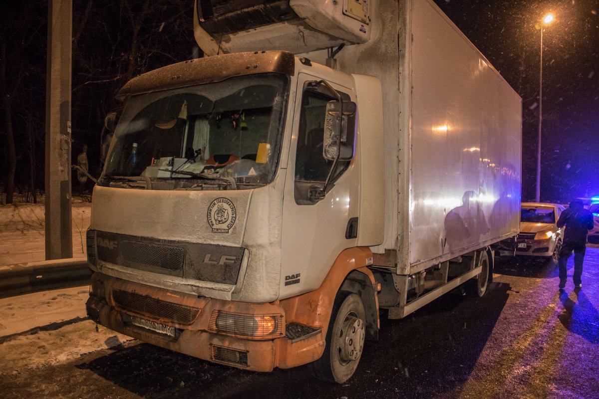 Грузовик почти не пострадал Грузовик почти не пострадал