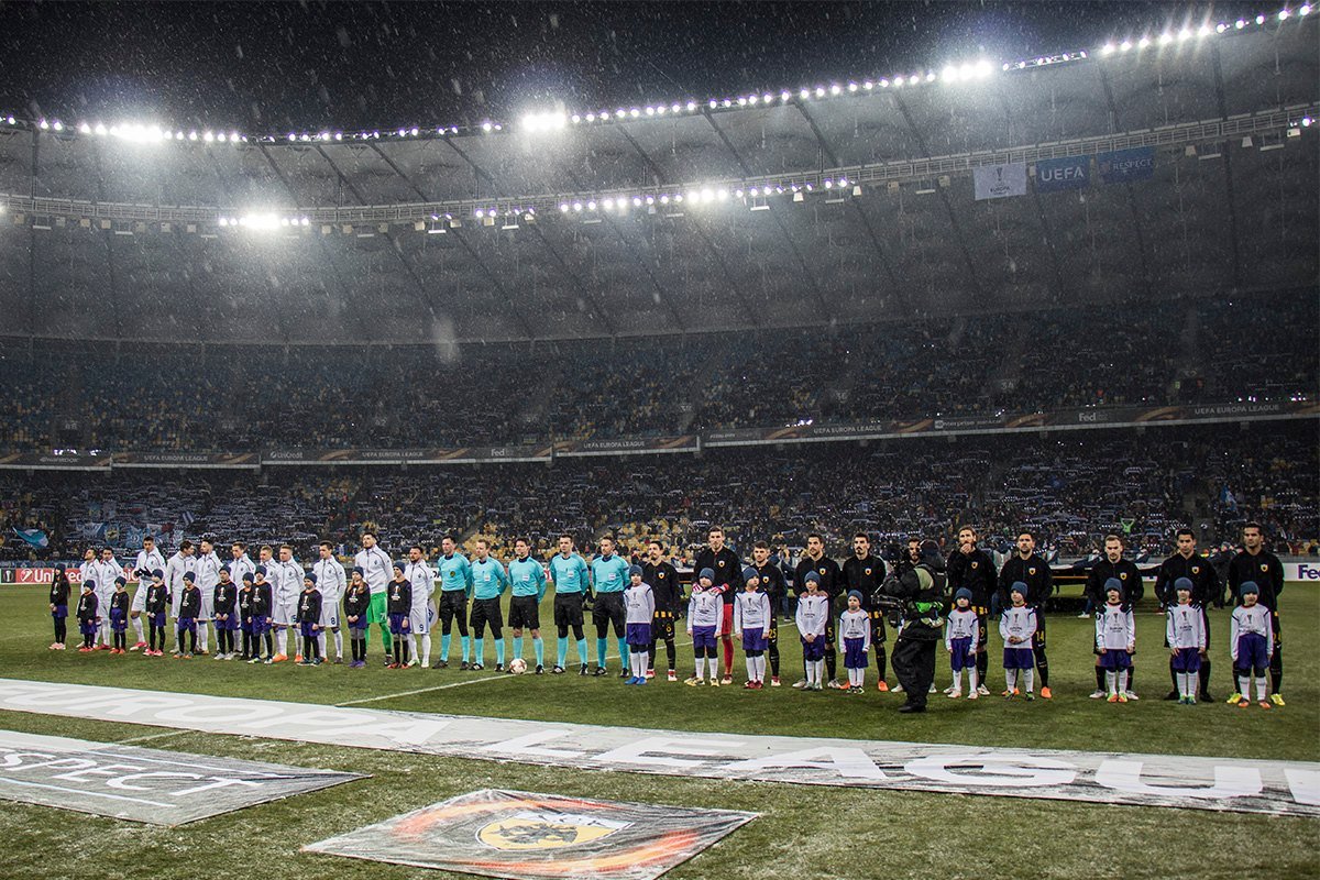 Перед матчем традиционно прозвучал гимн Лиги Европы
