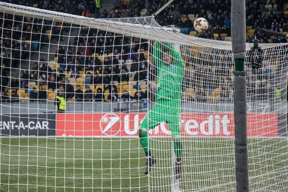 Голкипер Денис Бойко выстоял весь матч и не дал сопернику забить гол в наши ворота