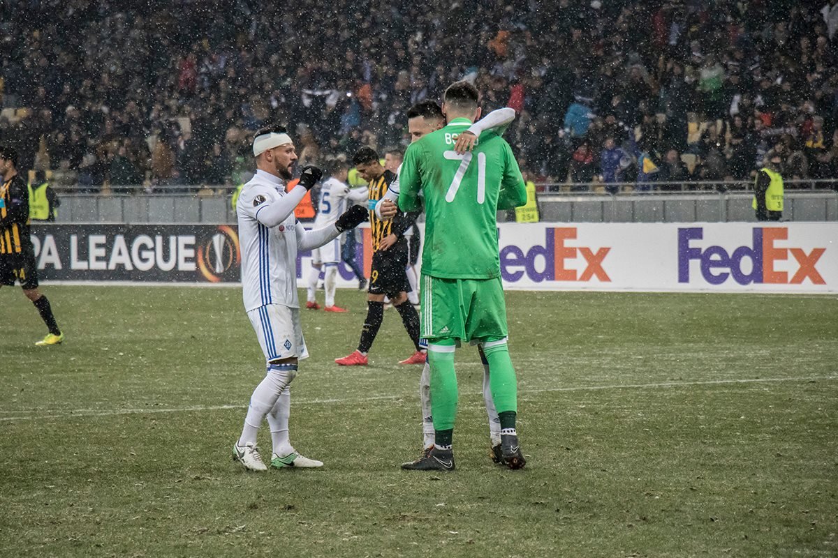 Капитан команды в сегодняшнем матче Николай Морозюк ценой собственной головы выбил мяч из ворот бело-синих