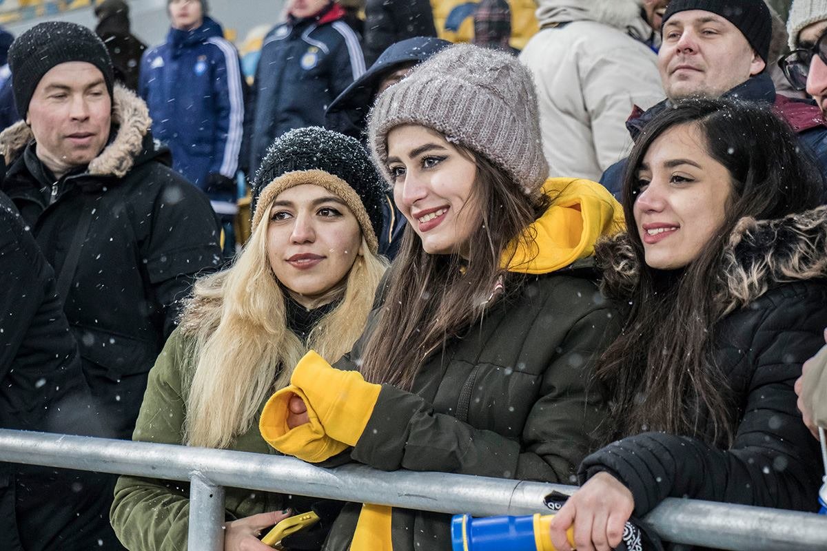 Болеть за любимую команду приехали и греческие девушки