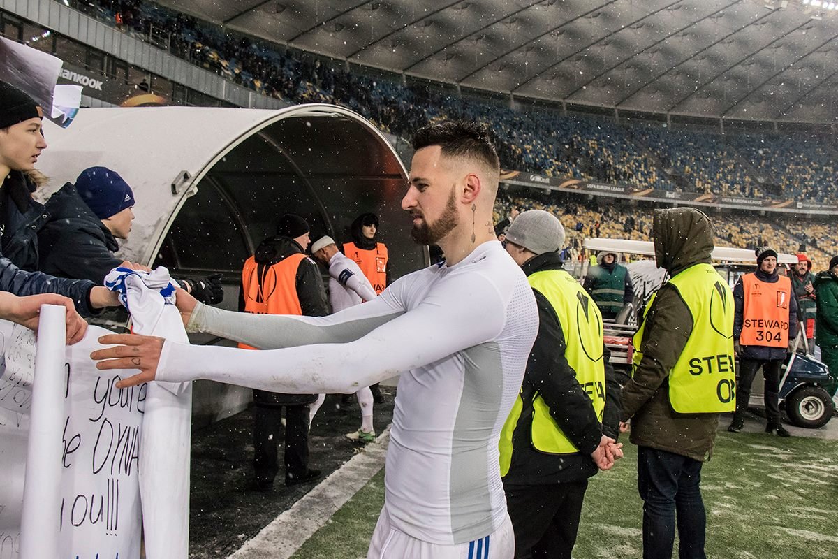 Тамаш Кадар после игры подарил маленькому фанату свою футболку