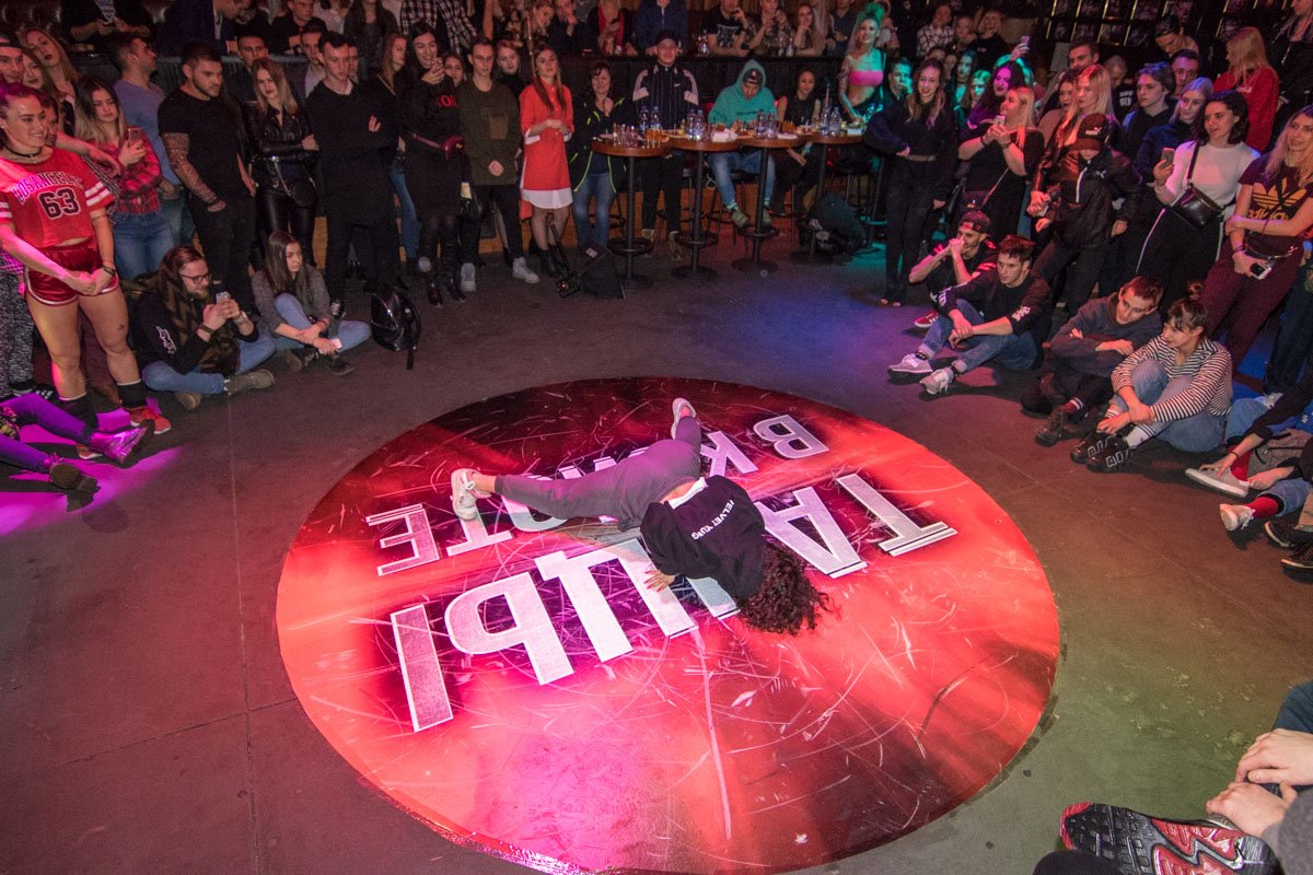 Нижним брейком удивили не только парни Нижним брейком удивили не только парни