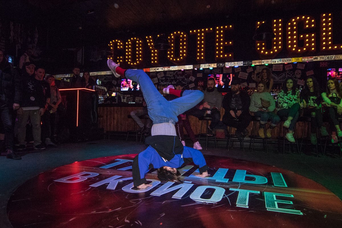 Ради победы можно и на голову стать Ради победы можно и на голову стать