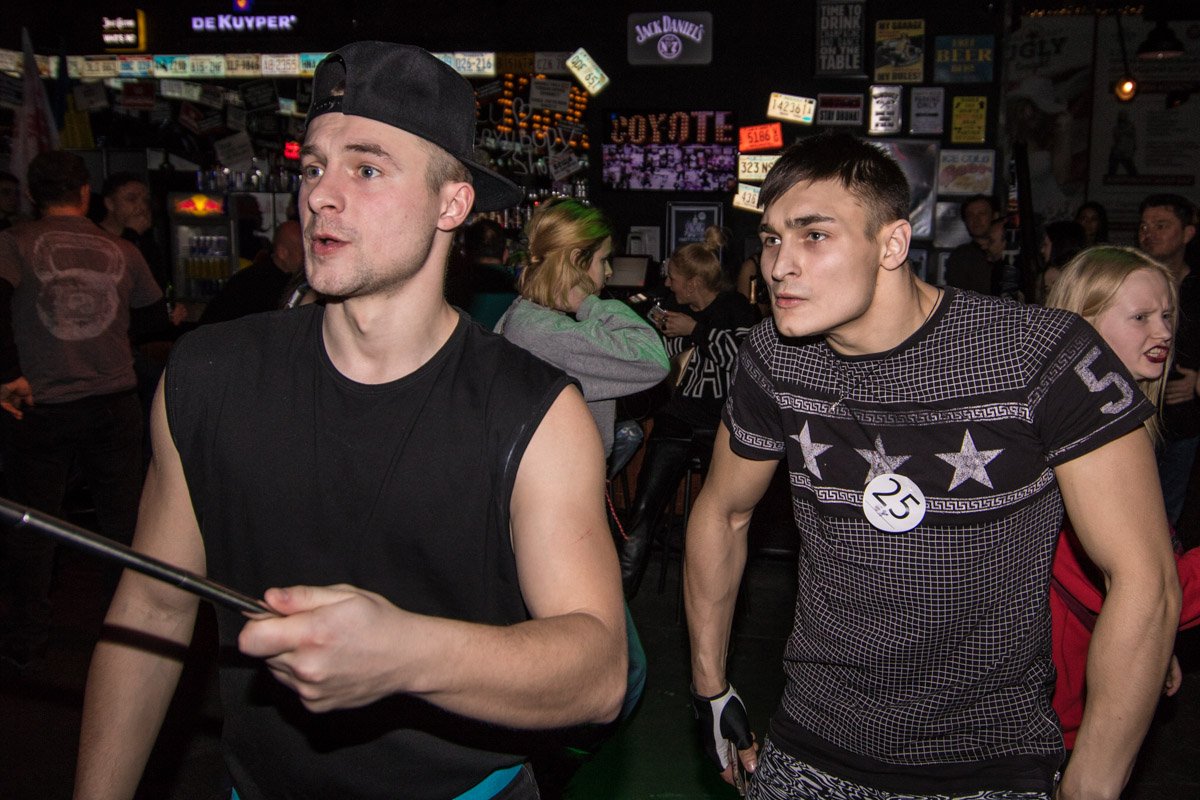 Горячие танцы завораживали парней Горячие танцы завораживали парней