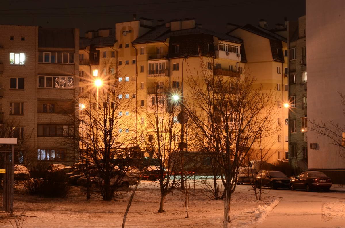 За окном еще ночь, но город потихоньку просыпается За окном еще ночь, но город потихоньку просыпается