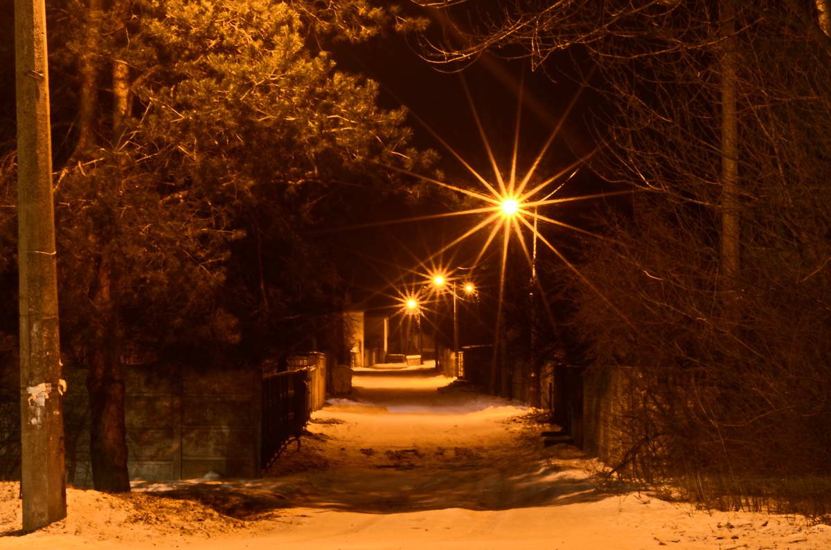 Пустынные улицы выглядят ночью одинокими Пустынные улицы выглядят ночью одинокими