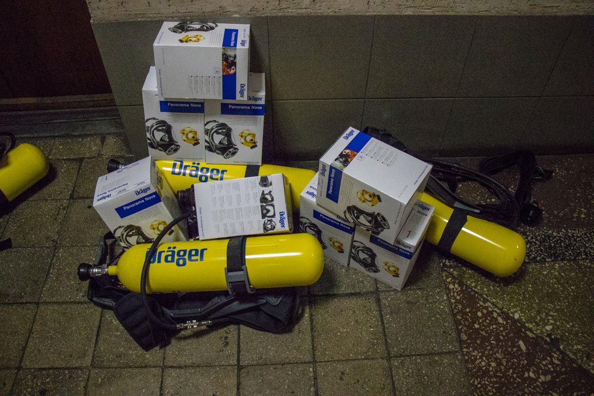 Столичным спасателям передали 8 баллонов со сжатым воздухом европейского производства 