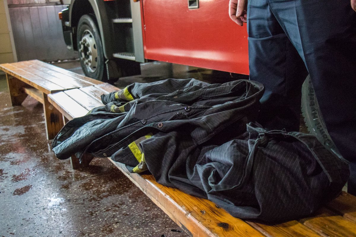 Ранее пожарные выполняли свою работу в старой форме советских времен