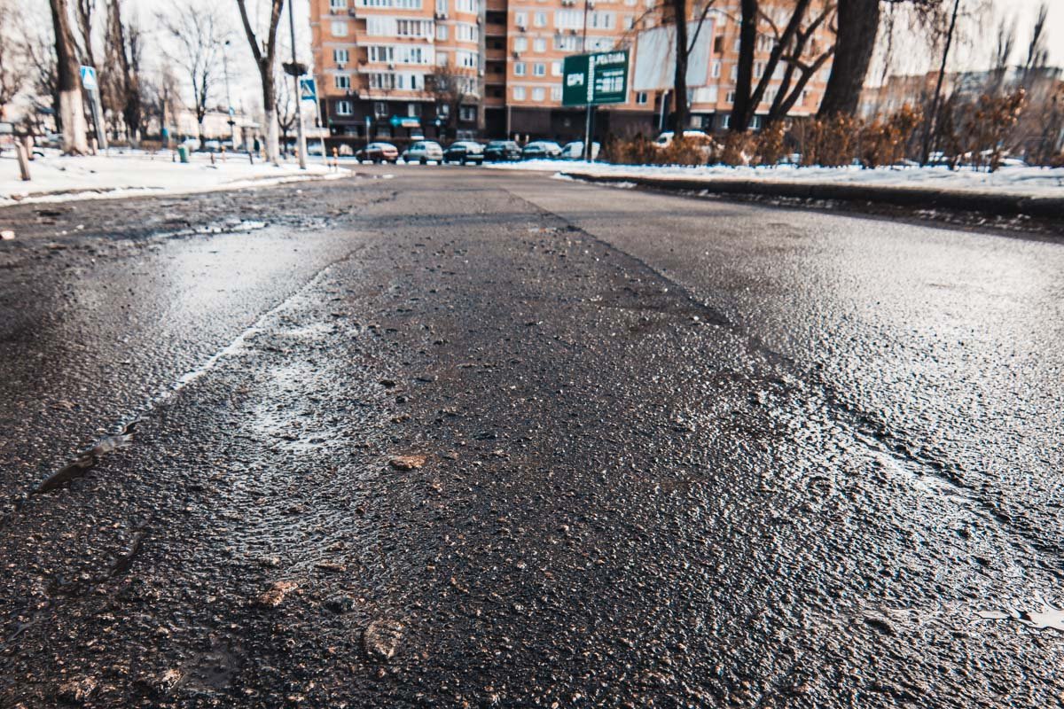 Старый асфальт и капля нового